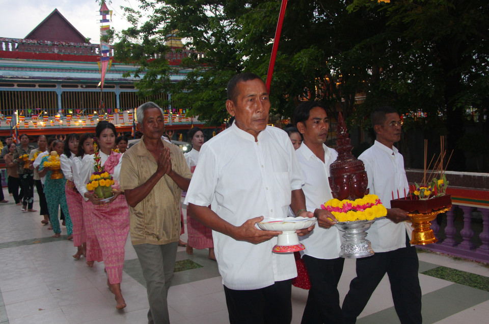 高棉同胞在宋干仪式上绕着主殿巡游，表达对新年到来的祝福与祈愿。图自 越通社