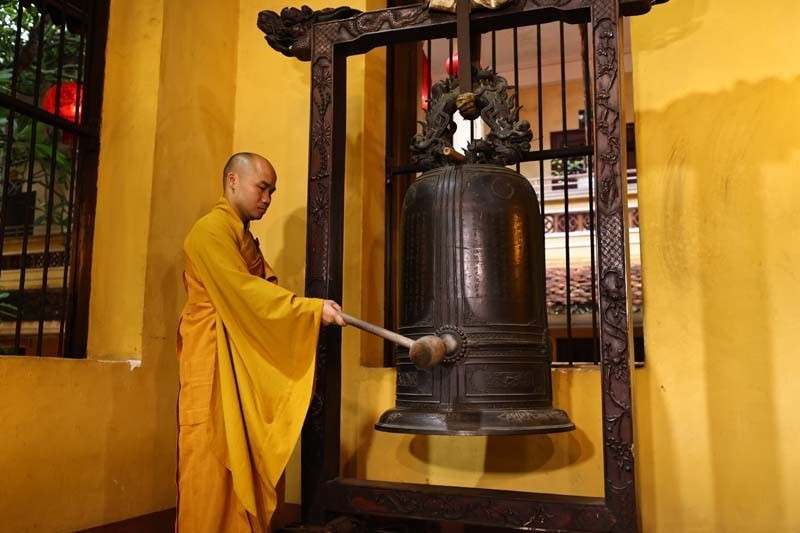 清晨6时,位于河内的越南中央佛教协会所在地——馆使寺内,庄严鸣响三通般若梵钟法鼓。图自 越通社