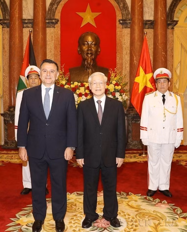 越共中央总书记、国家主席阮富仲会见前来递交国书的约旦哈希姆王国驻越南特命全权大使马哈茂德•达伊法拉•阿尔-哈穆德（河内，2020年2月27日）。图自 越通社