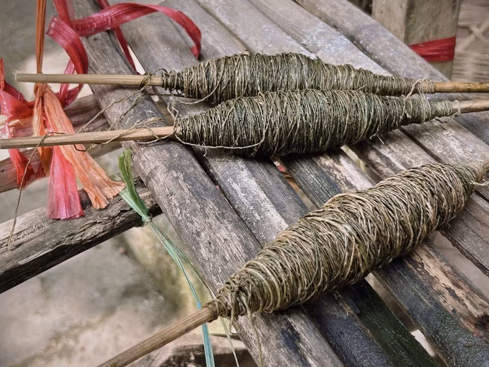 亚麻纱线被整齐缠绕成卷，用于织布前的准备工序。图自 越通社