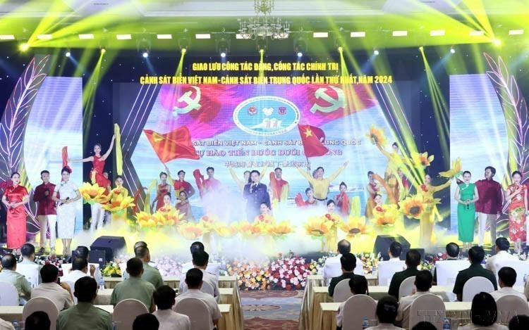 越中海警首届党政工作交流活动框架内，2024年8月28日在河内，两国海警举行文艺交流晚会。图自 越通社