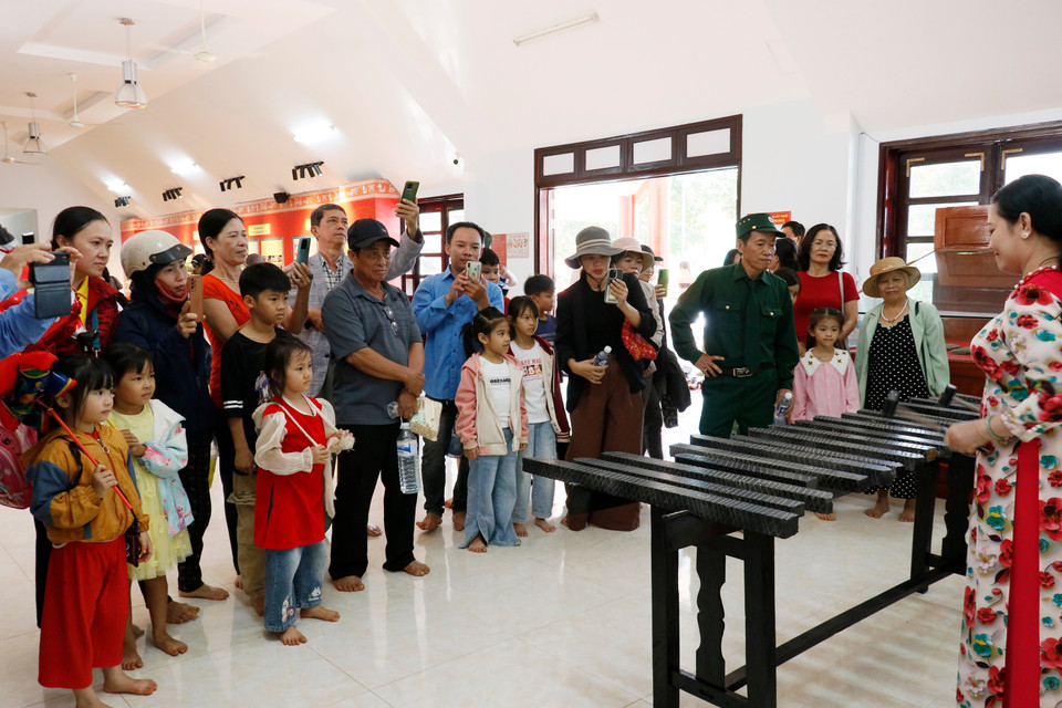 游客在本波村展览馆参观石琴演奏表演。图自 越通社