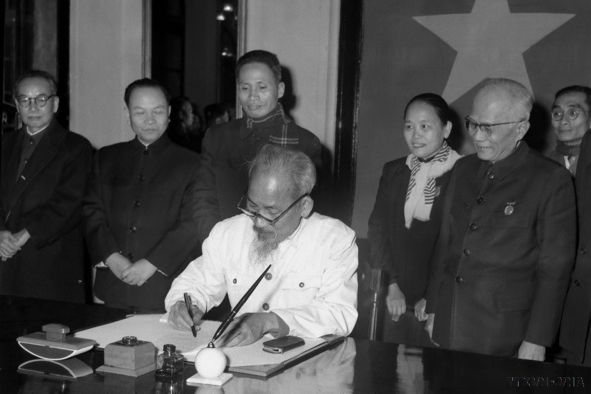 1960年1月1日,胡志明主席签署关于公布1960年宪法的法令。图自 越通社