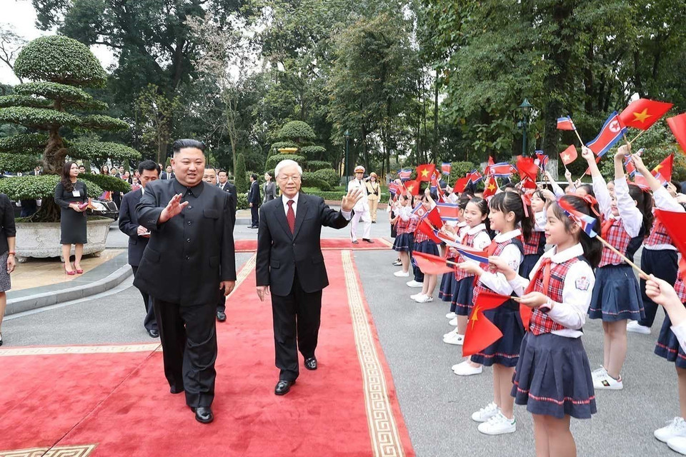 2019年3月1日，越共中央总书记、国家主席阮富仲在河内主持隆重仪式，欢迎朝鲜劳动党委员长、国务委员会委员长金正恩对越南进行正式友好访问。图自 越通社