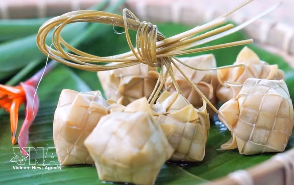 过去，石榴粽仅在高棉族重要节庆中制作，如传统新年（Chôl Chnăm Thmây）和报孝节（Sene Dolta）等；如今，随着需求增长，该糕点已成为当地特色礼品。图自 越通社