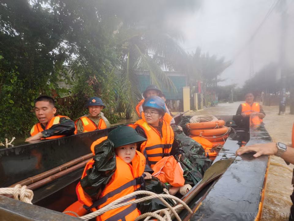 庆和省多地房屋被淹，越南人民军力量积极转移疏散受灾群众。图自 越通社