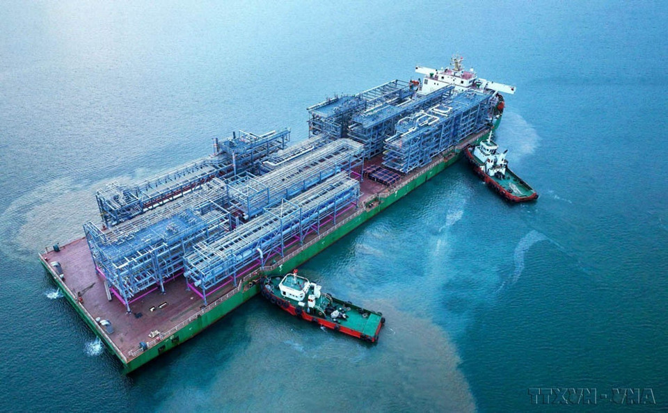 革新开放40年来，越南已成为一个发展中国家，不断深入融入全球政治和经济体系。图为：由Doosan Vina生产的近2000吨“越南制造”模块启程运往美国市场。图自 越通社