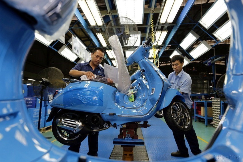 革新开放40年来，越南已成为一个中等收入的发展中国家。目前正加速推进工业化、现代化，并积极融入国际经济。图为：比亚乔越南有限公司的摩托车组装生产线。图自 越通社