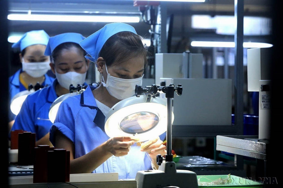 革新开放40年来，越南已成为一个中等收入的发展中国家。目前正加速推进工业化、现代化，并积极融入国际经济。图为：日本的独资公司——和平省的Sankoh越南有限公司的生产场景。图自 越通社