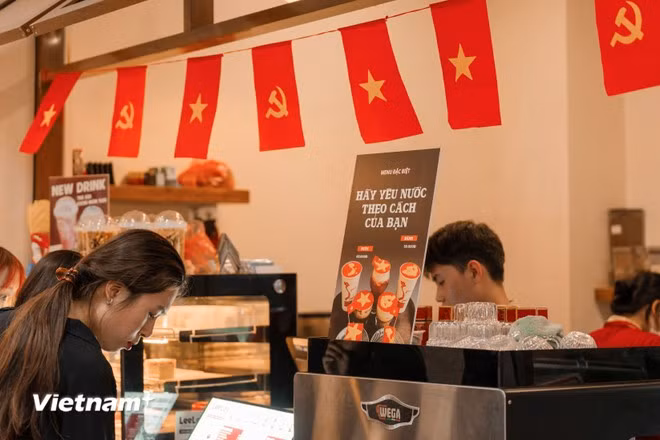 河内许多咖啡馆精心布置，悬挂党旗、国旗以及南方解放阵线旗帜，节庆氛围愈加浓厚。图自 越通社
