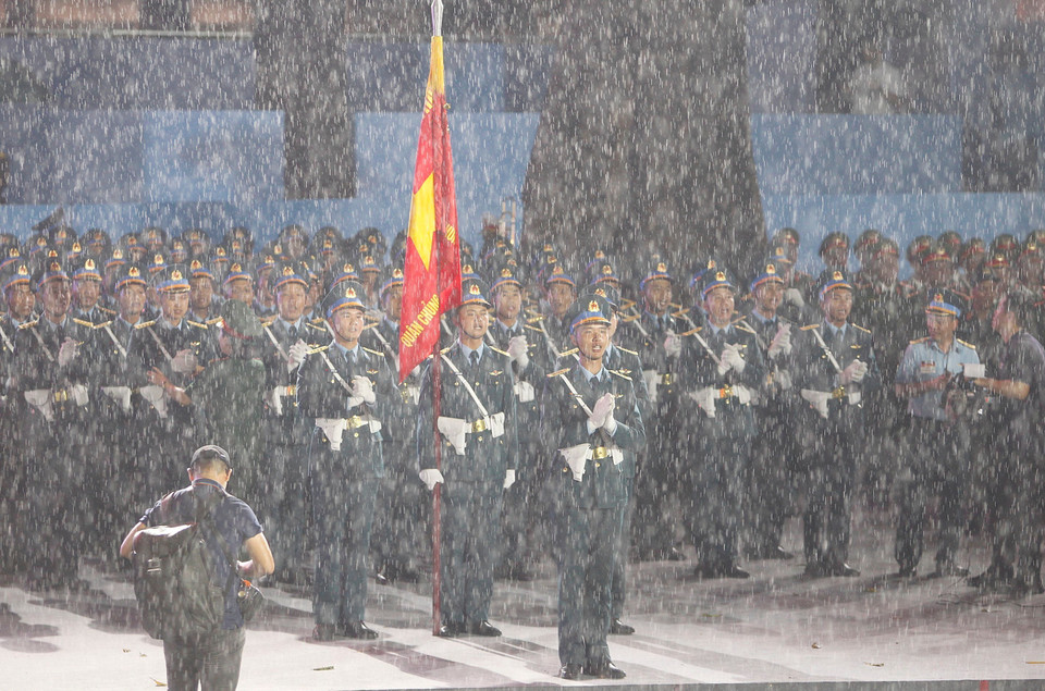 越南人民军各方队参加纪念南方解放、国家统一50周年庆典的阅兵和游行预演。图自 越通社