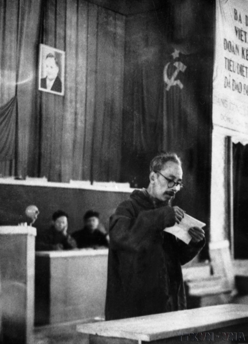 1951年2月，胡志明主席在越北战区举行的印度支那共产党（当时的越南共产党的名称）的第二次全国代表大会上发表了政治报告。图自 越通社