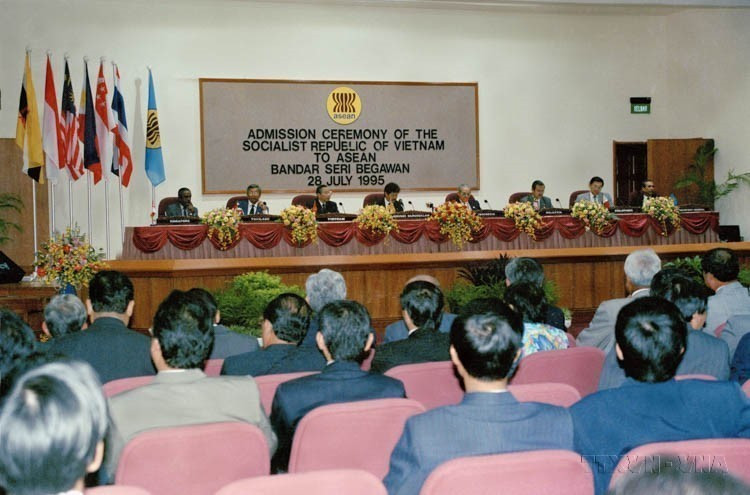 1995年第28届东盟外长年度会议在文莱首都斯里巴加湾市举行。在本次会议上，越南正式被接纳为东盟第七个成员国。图自 越通社