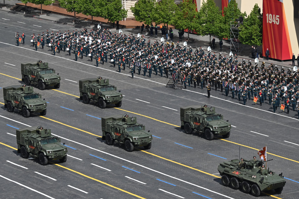 军用车辆方阵参加在俄罗斯首都莫斯科红场举行的纪念反法西斯胜利80周年阅兵式。图自越通社