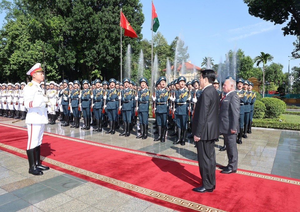越南国家主席梁强和约旦哈希姆王国国王阿卜杜拉二世·本·侯赛因共同检阅越南人民军仪仗队。图自越通社