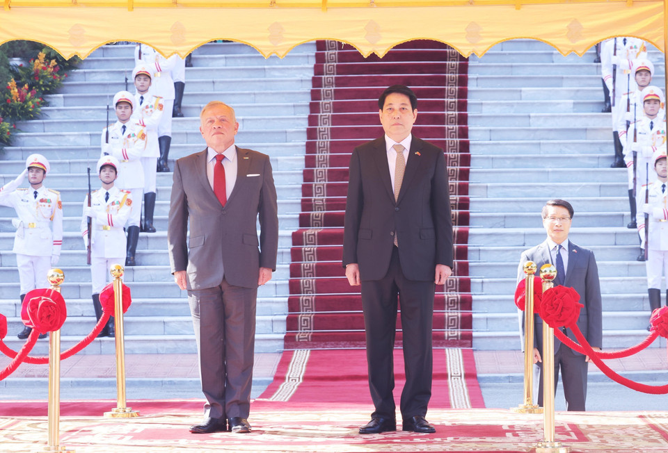 国家主席梁强与约旦国王阿卜杜拉二世·本·侯赛因登上检阅台，聆听两国国歌奏响。图自 越通社