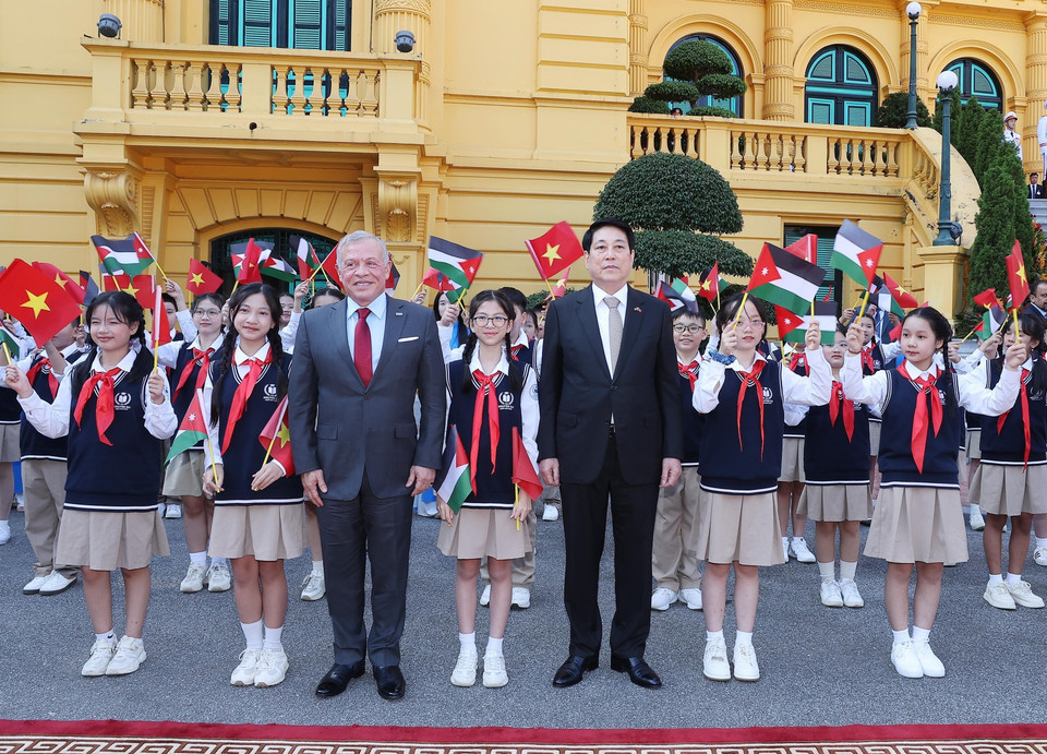 首都河内少年儿童热烈欢迎约旦国王阿卜杜拉二世·本·侯赛因对越南进行正式访问。图自 越通社