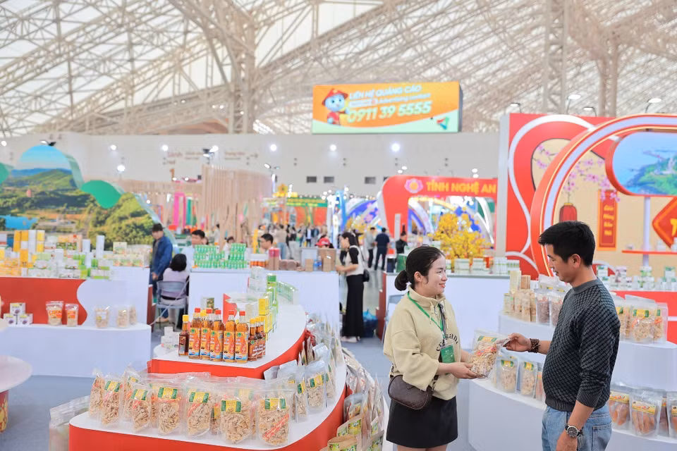 市民参观2026年春季博览会各展位并品尝、选购各地特色产品。图自 越通社