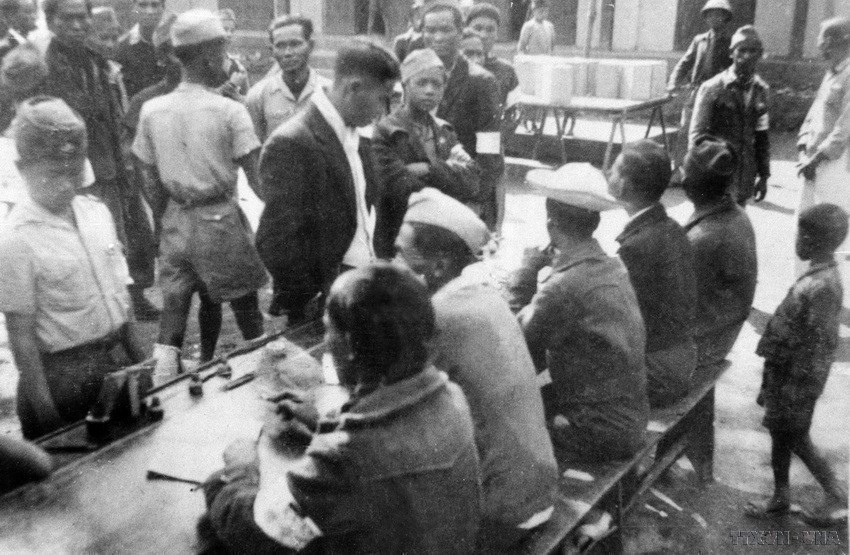 1946年1月6日全国大选的投票站。图自 越通社