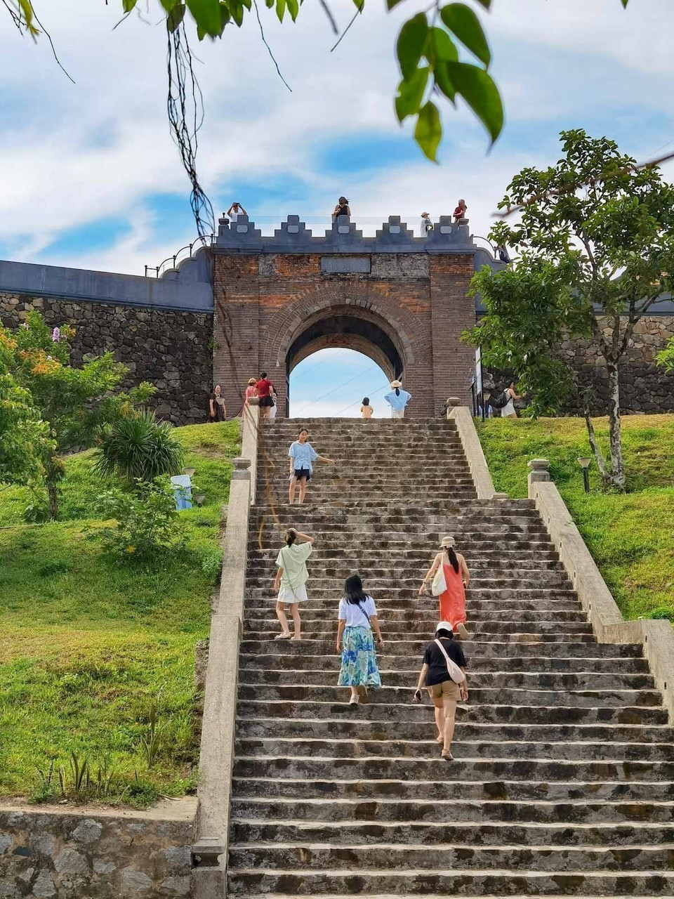 每当游客翻越海云岭，总会在此驻足。这不仅成为新的打卡地标，也鲜明印证了海云关在修缮保护后焕发出的新生与魅力。图自 越通社