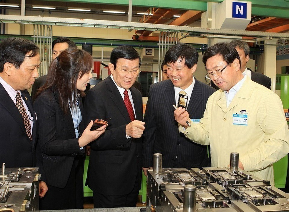 2011年11月10日,越南国家主席张晋创访问韩国龟尾市三星手机制造公司。图自 越通社
