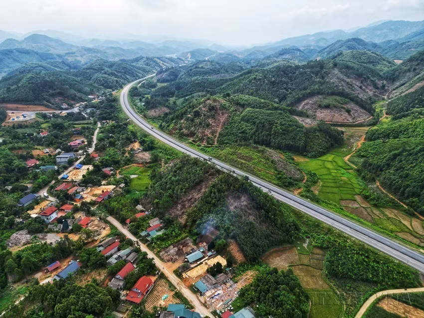 内排—老街高速公路自2014年9月21日正式通车，成为重要交通动脉，有效释放项目沿线各省乃至整个西北地区的经济社会发展潜力。图自 越通社