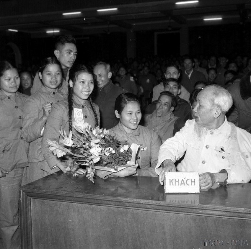 胡志明主席与参加北部青年抗美救国竞赛动员大会的代表亲切交谈。图自 越通社