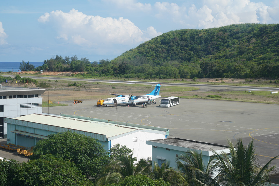 航空交通基础设施不断完善,昆岛机场配备了一条长达1830米的跑道,允许ATR72等多种机型起降。图自 越通社