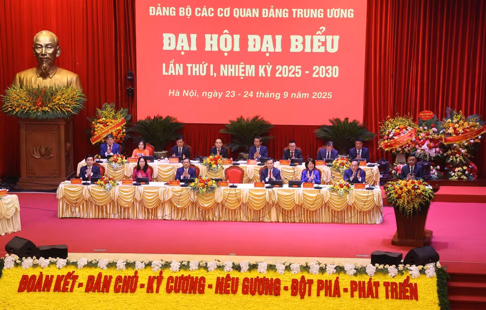 党代会主席团主持大会。图自 越通社