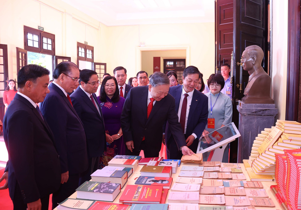 越共中央总书记苏林、政府总理范明政及与会代表参观了书籍展区。图自 越通社