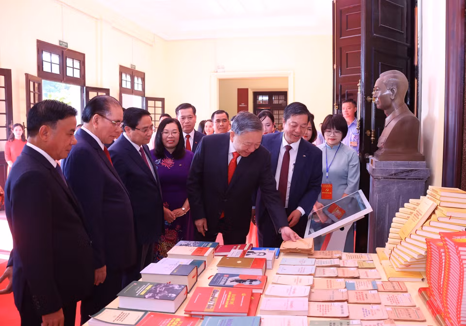 越共中央总书记苏林、政府总理范明政及与会代表参观了书籍展区。图自 越通社