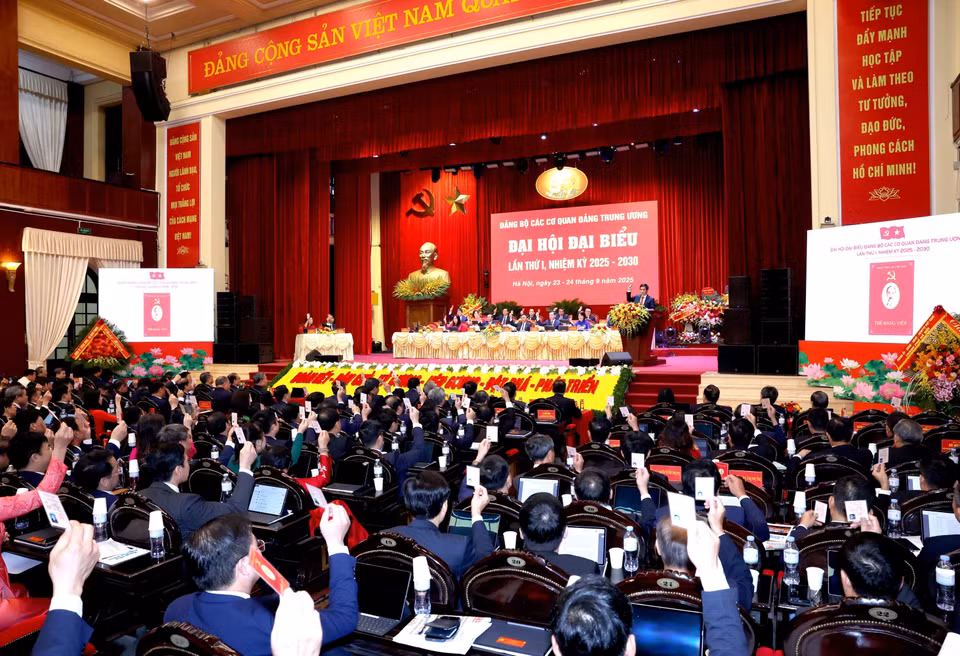 与会代表表决通过党代会代表资格审查报告。图自 越通社