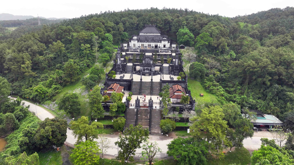 在探索顺化的旅程中，阮朝历代皇帝陵墓是游客不可错过的。图为启定帝陵。图自 越通社