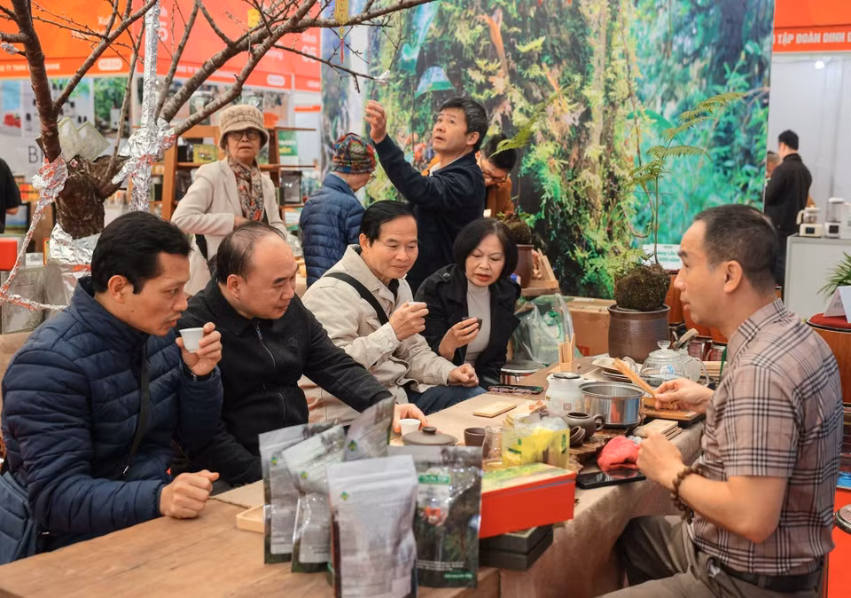 众多市民前往2026年春季博览会，并在博览会上选购年货、品尝特色美食。图自 越通社