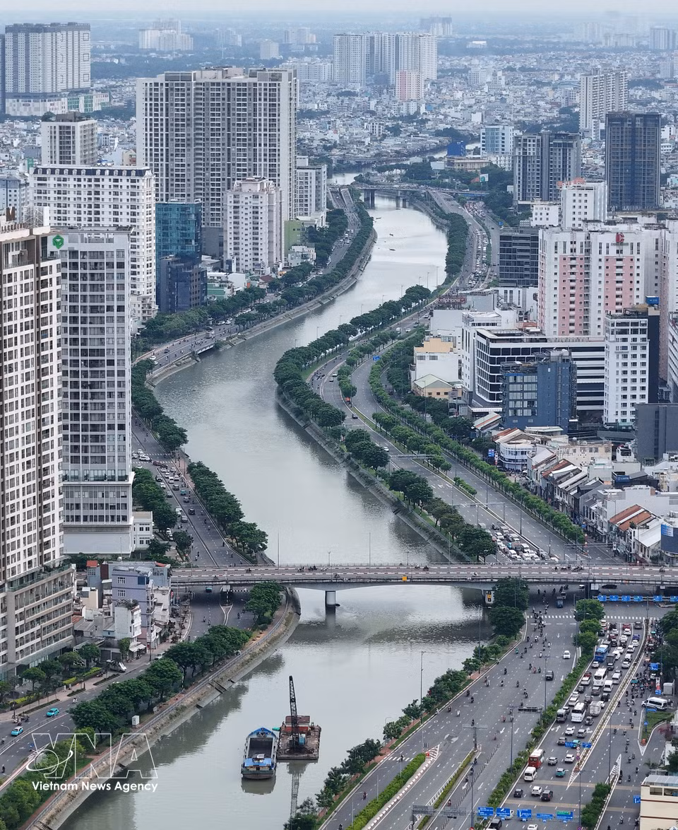 头艚—槟艺运河与武文杰大道共同构成胡志明市东西向交通主轴。图自越通社