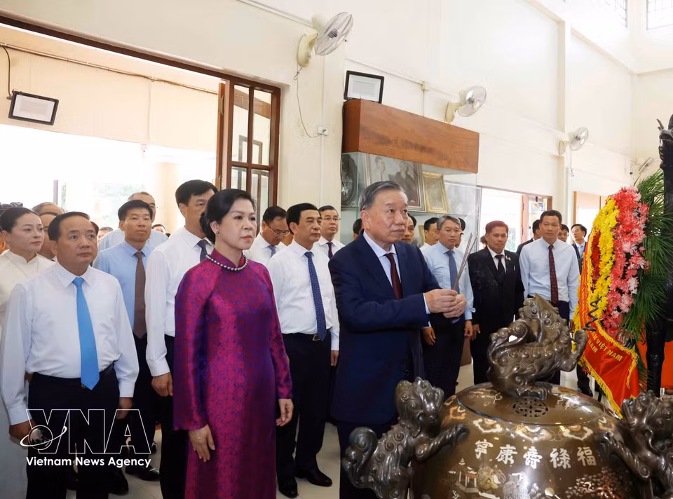 越共中央总书记、国家主席苏林与夫人及越南高级代表团在泰国乌隆府胡志明主席遗迹区敬香献花。图自 越通社