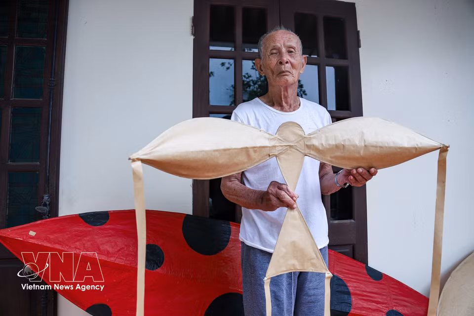 92岁的高龄艺人阮文陪多年来以制作“飞得最高”的风筝而闻名当地，并于2019年获授“民间艺人”称号。图自 越通社播发