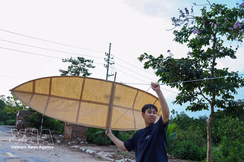每一只风筝制作完成后，都会被带到田野中反复试飞，以检验其平衡性、迎风性能及风哨音色，确认达到标准后方可正式投入使用。图自 越通社播发