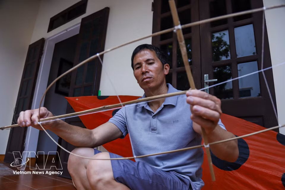 承袭父辈对风筝艺术的热爱，阮文决先生目前担任伯杨内笛祠风筝俱乐部主任，持续组织交流活动，并向村中年轻一代传授风筝传统制作技艺。图自 越通社播发