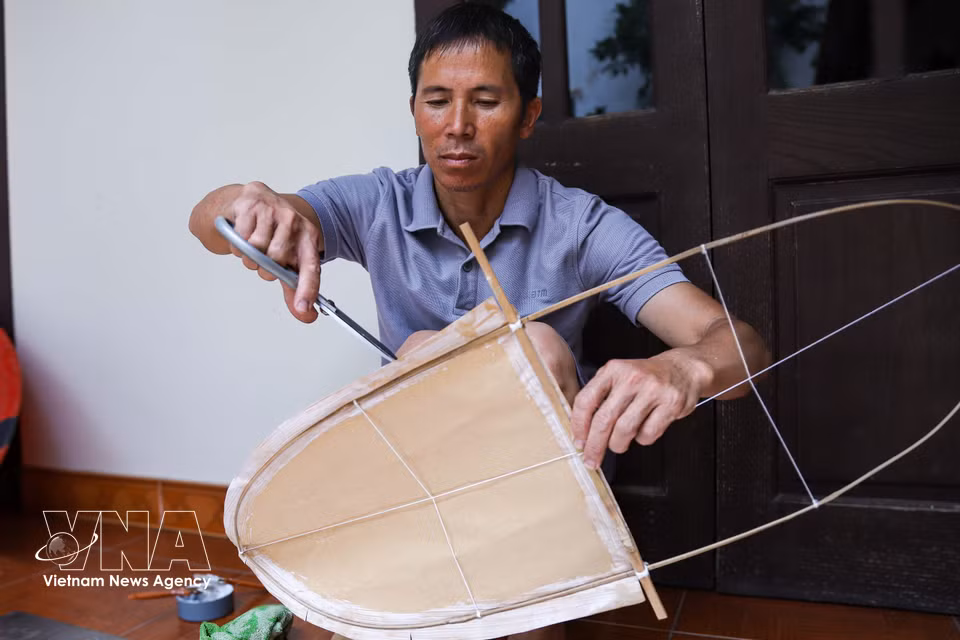 伯杨内村风筝以传统鼠皮纸（Giấy dó）作为风筝外衣，其材质轻薄柔韧，既有利于风筝更好地借风升空，也能在飞行过程中保持稳定。图自 越通社播发