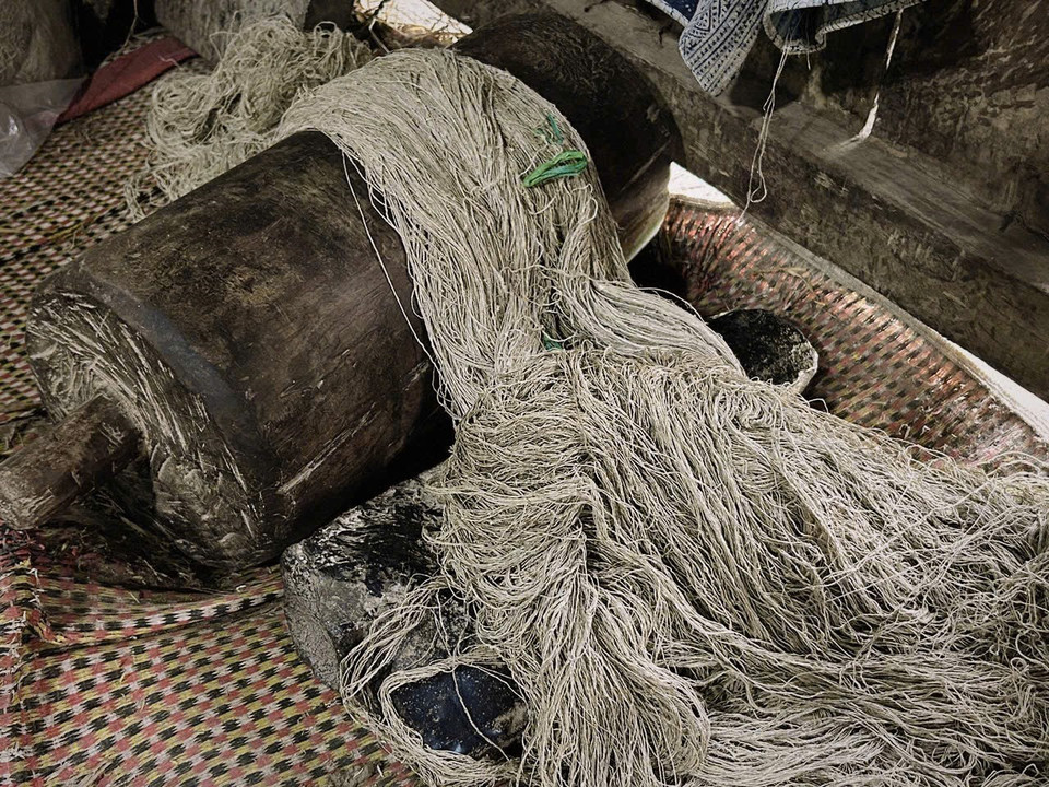 工匠使用木制工具对亚麻纤维进行搓捻加工。图自 越通社