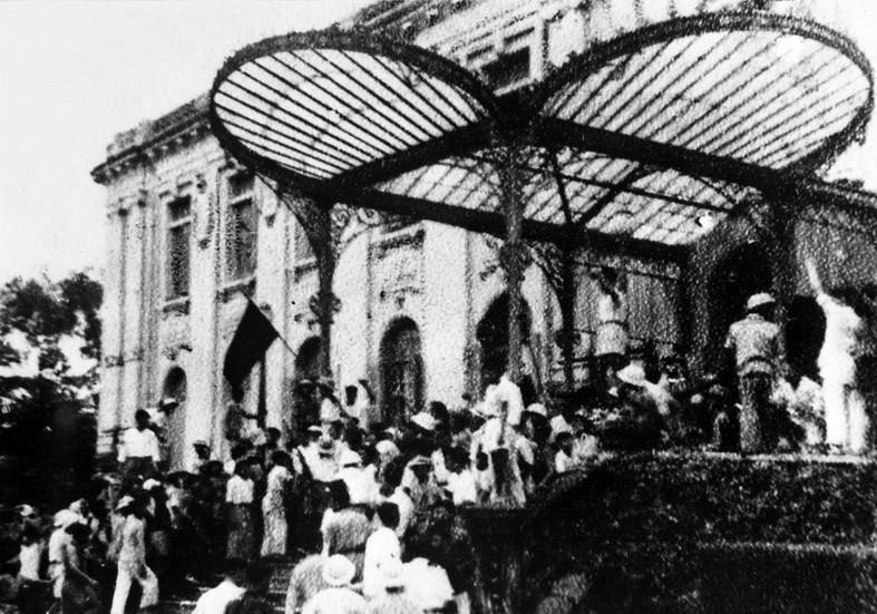 1945年8月19日,首都群众在大剧院广场集会后,攻占了法国殖民傀儡政权的首脑机构。图自 越通社