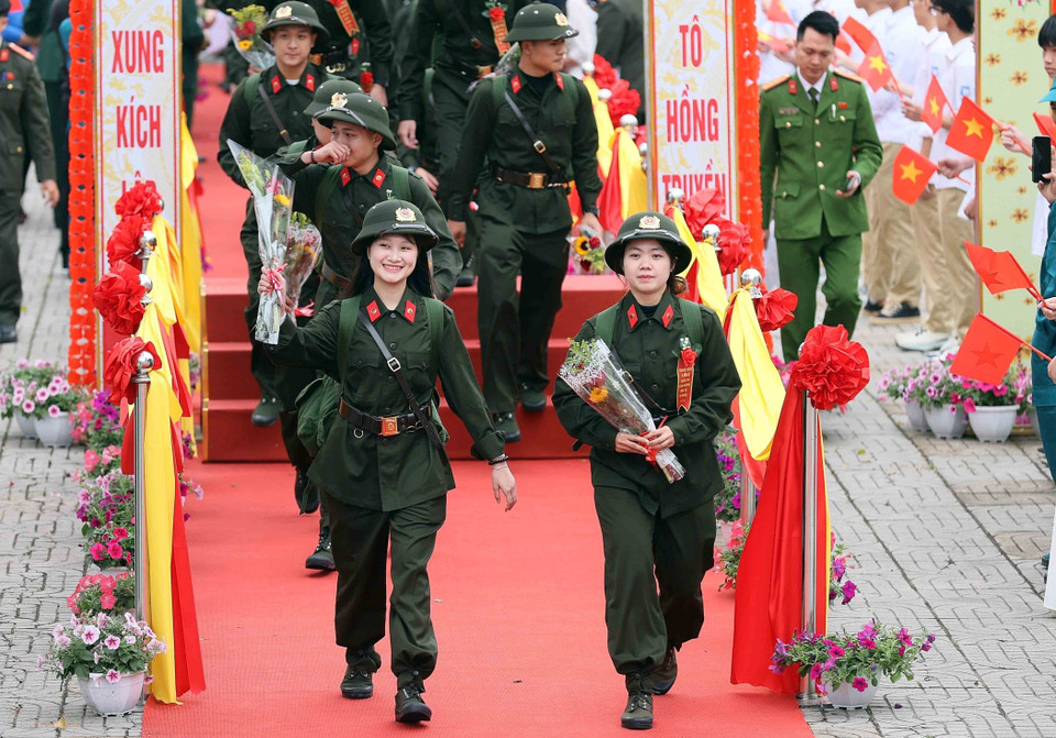 传承家乡传统、始终忠诚于党、国家和人民，广大青年踊跃参军入伍，积极完成各项任务。图为2026年3月，在嘉林第06号征兵点，470名新兵中的两名女新兵精神饱满、整装出发。图自 越通社