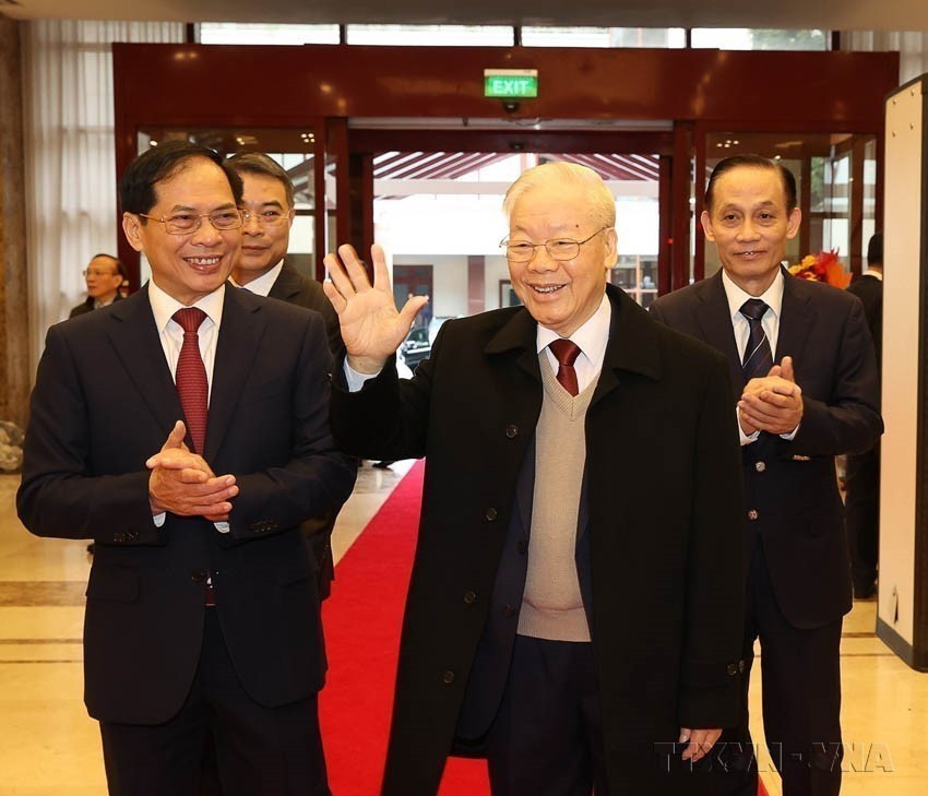 2023年12月19日,越共中央总书记阮富仲出席题为“发挥先锋引领作用,建设全面、现代、强大的外交体系,胜利实现越共十三大决议”的第32次外交工作线上线下融合会议。图自 越通社