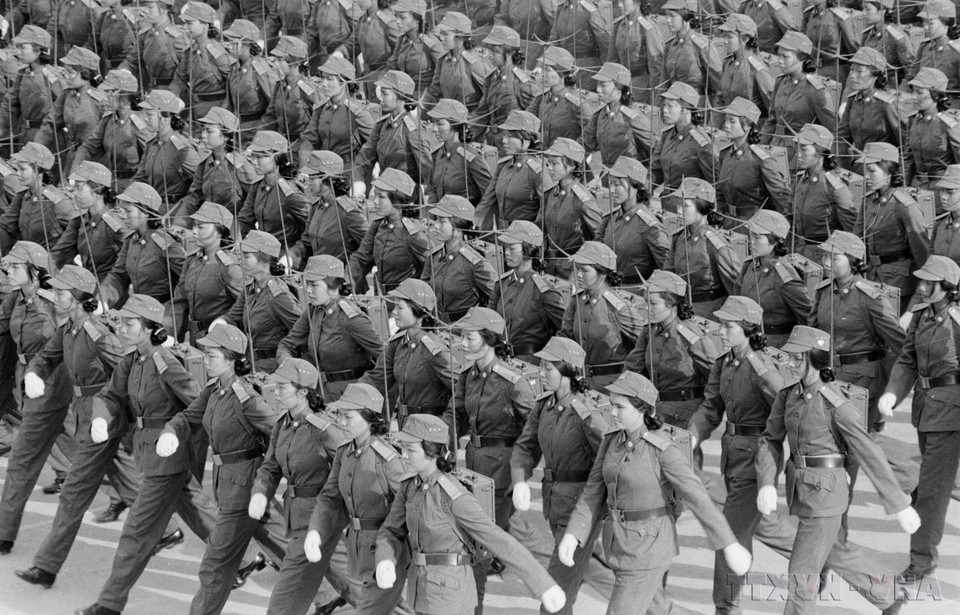 越南人民军女兵参加阅兵游行。图自 越通社
