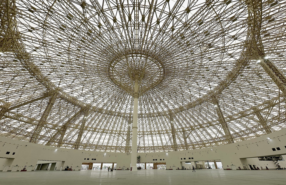 金龟展馆的穹顶系统采用2.4万吨钢材建造,结构设计恢宏壮观,极具视觉冲击力。图自 越通社