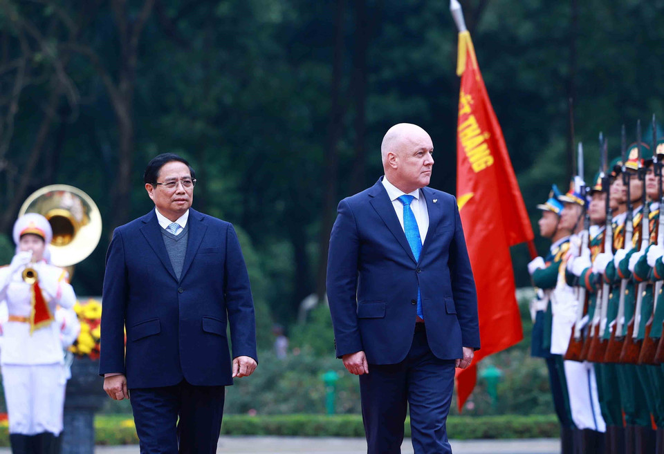 越南政府总理范明政与新西兰总理克里斯托弗·拉克森检阅越南人民军仪仗队。图自越通社