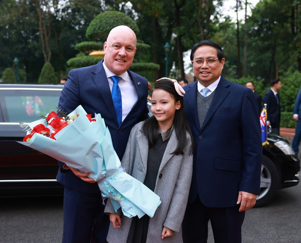 河内儿童献花欢迎新西兰总理克里斯托弗·拉克森正式访越。图自越通社