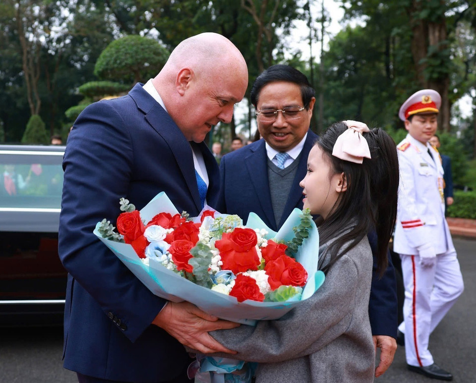 河内儿童献花欢迎新西兰总理克里斯托弗·拉克森正式访越。图自越通社