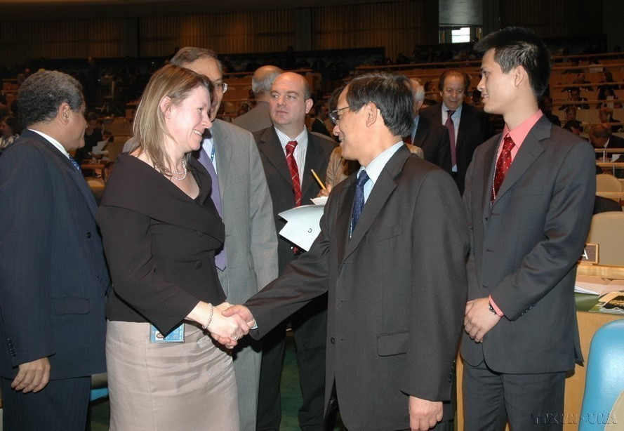 自2011年至今,越南外交不断推动国家对外关系深入发展,全面融入国际社会,积极展现作为国际社会负责任成员的作用。图为2007年10月16日晚,在联合国大会会议上宣布越南当选2008—2009年联合国安理会非常任理事国后,各国代表向越南代表团表示祝贺。图自 越通社